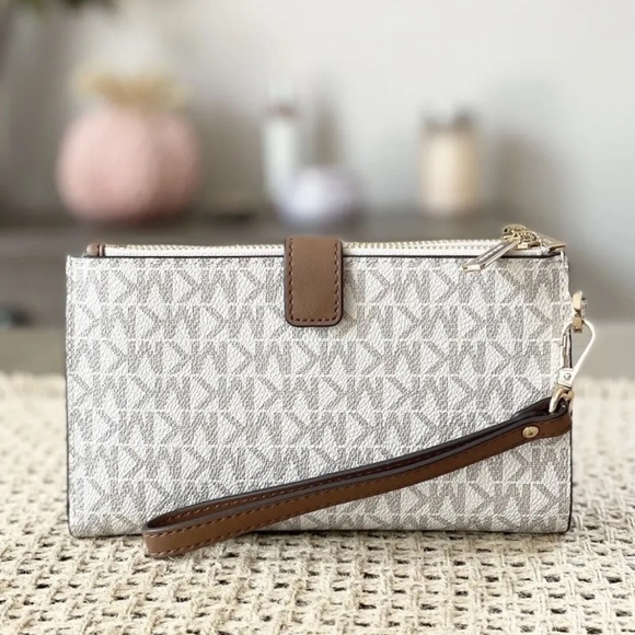 Michael Kors Jet Set Travel MK Flat multifunction Phone Wallet Wristlet Vanilla - Picture 4 of 10